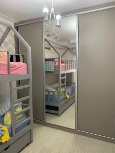 Ένα ή περισσότερα κρεβάτια σε δωμάτιο στο Sobrado em condomínio à 700m da praia Asturias Guarujá - SP