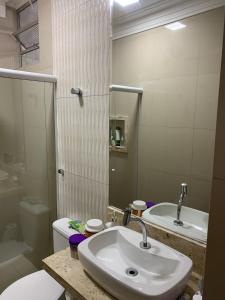 Ένα μπάνιο στο Sobrado em condomínio à 700m da praia Asturias Guarujá - SP