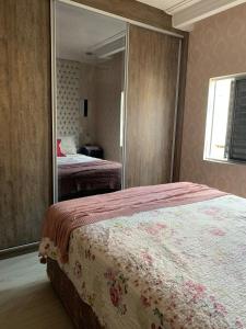 Ένα ή περισσότερα κρεβάτια σε δωμάτιο στο Sobrado em condomínio à 700m da praia Asturias Guarujá - SP +21 φωτογραφίες