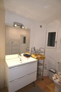 un baño con lavabo y espejo en Les Halles superbe studio 4 personnes Wi-Fi Climatisation Netflix cœur de ville et historique, en Béziers 51 fotos más