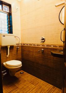 Koupelna v ubytování Tamarind House 2BHK Off Carter Rd Bandra West