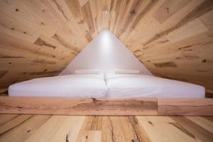 Ένα ή περισσότερα κρεβάτια σε δωμάτιο στο Denkmal Haus Hugo Loft