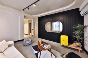 ein Wohnzimmer mit einem weißen Sofa und einem Spiegel in der Unterkunft Luff Boutique Hotel - Adult Only in Kaş