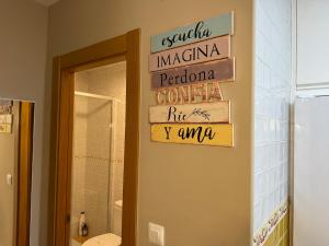 Ένα μπάνιο στο Acogedor Apartamento en Camaleño