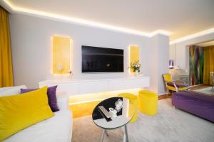 een woonkamer met een bank en een tafel bij Favorite Stays - Suite and More - Deluxe in Neuss