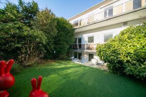 twee rubberen konijnen in de tuin van een gebouw bij Favorite Stays - Suite and More - Deluxe in Neuss