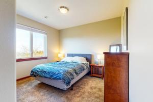 ein Schlafzimmer mit einem Bett und einem Fenster in der Unterkunft Sundown Sanctuary in Tillamook