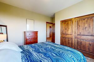 ein Schlafzimmer mit einem Bett und einer Holztür in der Unterkunft Sundown Sanctuary in Tillamook + 20 Fotos