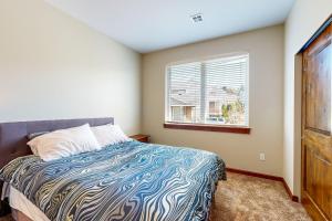 ein Schlafzimmer mit einem Bett und einem Fenster in der Unterkunft Sundown Sanctuary in Tillamook