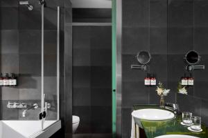 un baño con lavabo y ducha en NH Madrid Las Tablas, en Madrid