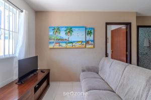Μια τηλεόραση ή/και κέντρο ψυχαγωγίας στο Casa 3Q Piscina e Churrasq. 500m da praia RUA0226