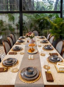 صورة لـ 6BR Luxe Villa with Pool Near Beach في كاندوليم