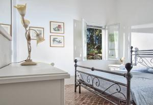 a bedroom with a bed and a window at Villa Marinella in Barrabisa