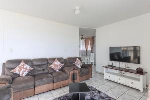 Μια τηλεόραση ή/και κέντρο ψυχαγωγίας στο 504 Amazibu Holiday Flat- Paradise on the Beach