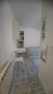 a bathroom with a table and a bench in a room at Le Palmier - Cosy Appartement à 15 min de Paris in Deuil-la-Barre +10 photos