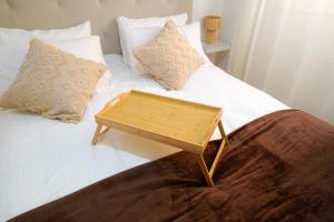 タンジェにあるCozy Stay near airportのベッド(木製トレイ付)