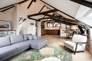 a living room with a couch and a table at De Parel in West-Terschelling