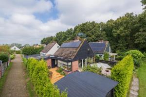 una vista aérea de una casa con paneles solares en el techo en -Casa Como- nabij het meer, restaurants & keukenhof, en Noordwijkerhout