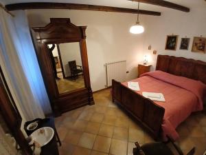 una camera da letto con un letto e un grande specchio di Il Frantoio di Franco a Rocchetta a Volturno