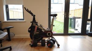 Fitness centrum a/nebo fitness zařízení v ubytování UNESCO Drogheda 3 Bed