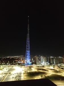 Una torre iluminada en una ciudad por la noche en Condomínio Brasil 21 Torre D, en Brasilia
