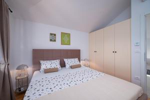 1 dormitorio con 1 cama grande y armarios blancos en Casa Maria, en Bale 36 fotos más