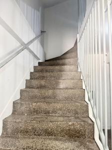 uma escada num edifício com uma escada em Apartemento 101 em Brasília