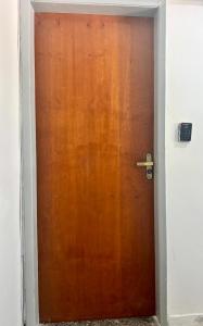 uma porta de madeira num quarto em Apartemento 101 em Brasília