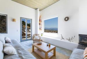 Μια τηλεόραση ή/και κέντρο ψυχαγωγίας στο Villa Lefkos Lofos in Paros