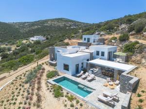 an aerial view of a house with a swimming pool at Villa Lefkos Lofos in Paros in Kóstos