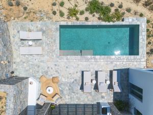 an overhead view of a swimming pool on top of a building at Villa Lefkos Lofos in Paros in Kóstos