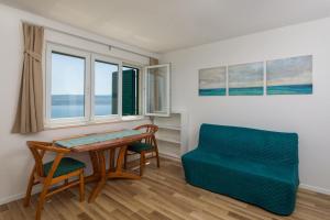 a living room with a table and a chair at Apartmani Noah - Mia in Celina