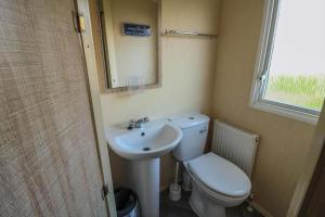 Foto dalla galleria di Homely 6 Berth Caravan For Hire By The Beach At California Cliffs Ref 50006F a Great Yarmouth