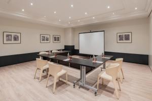 The business area and/or conference room at Hotel Madrid Alameda Aeropuerto, Affiliated by Meliá