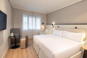 A bed or beds in a room at Hotel Madrid Alameda Aeropuerto, Affiliated by Meliá