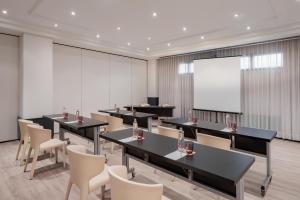 The business area and/or conference room at Hotel Madrid Alameda Aeropuerto, Affiliated by Meliá