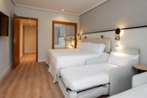 A bed or beds in a room at Hotel Madrid Alameda Aeropuerto, Affiliated by Meliá