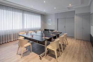 The business area and/or conference room at Hotel Madrid Alameda Aeropuerto, Affiliated by Meliá