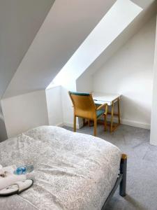 Postel nebo postele na pokoji v ubytování Cosy stylish Double bedroom in central Dartford