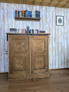 Knihovna v apartmánu + 50 fotografií