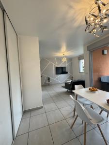 Μια τηλεόραση ή/και κέντρο ψυχαγωγίας στο Chambre cosy