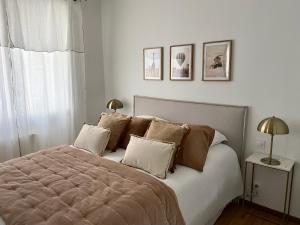 a bedroom with a large bed with two lamps on it at Le Traverse élégant T2 au cœur du centre ville in Brest