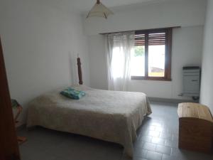 a bedroom with a bed and a window at Casa chalet neco in Necochea