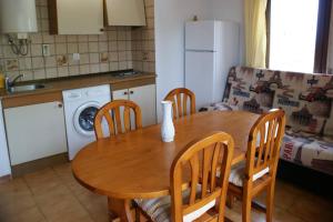 Kuchyňa alebo kuchynka v ubytovaní Apartamento en Roses parking y piscina comunitaria AV-54
