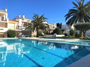 Bazén v ubytovaní Apartamento en Roses parking y piscina comunitaria AV-54 alebo v jeho blízkosti + 14 fotografií