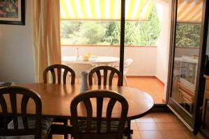 Posedenie v ubytovaní Apartamento en Roses parking y piscina comunitaria AV-54