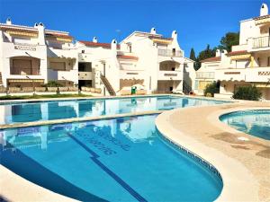 Bazén v ubytovaní Apartamento en Roses parking y piscina comunitaria AV-54 alebo v jeho blízkosti
