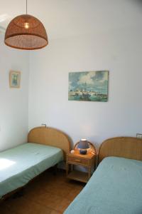 Posteľ alebo postele v izbe v ubytovaní Apartamento en Roses parking y piscina comunitaria AV-54