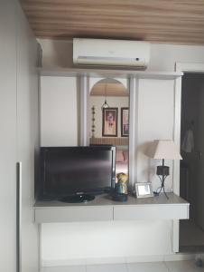 TV a/nebo společenská místnost v ubytování Quarto privado com suite