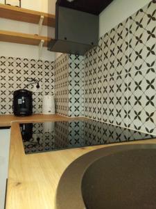 una cocina con azulejos blancos y negros en la pared en Klonowicza 18 Leszno, en Leszno 9 fotos más